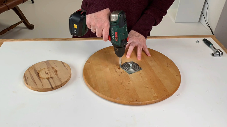 Person painting an IKEA Snudda wood lazy susan