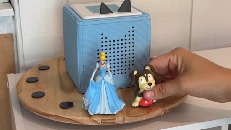 Creator making a display for a Tonie box and characters using a SNUDDA lazy susan