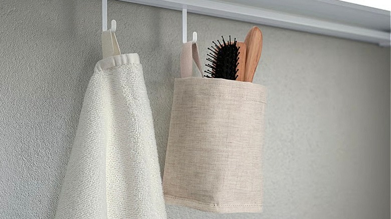 PURRPINGLA basket hanging on a closet wall