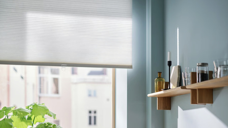 HOPPVALS cellular blind in a kitchen