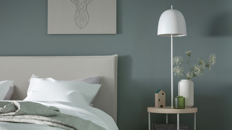 IKEA TRINDSNÖ Lamp in bedroom with decor pieces on tables