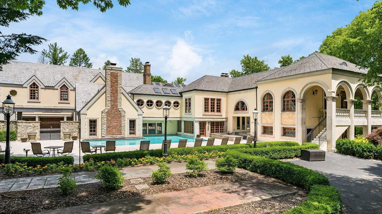 pool behind Ohio mansion