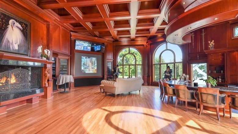 Inside Eminem s Luxurious Former Mansion