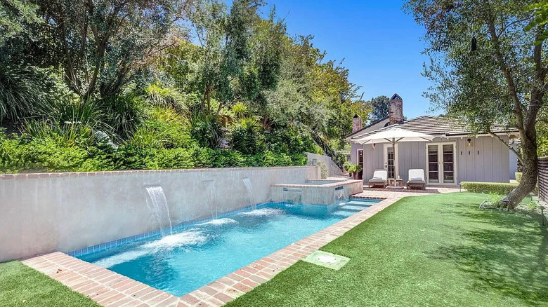 pool area 