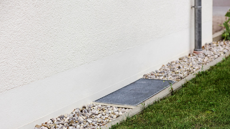 Gravel landscape edge with grate for drainage