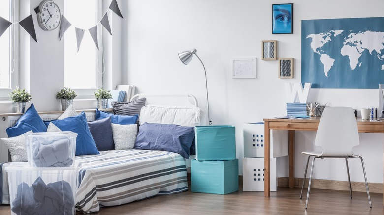 Bed nook with desk