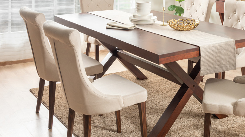 Textured rug underneath dining room chairs