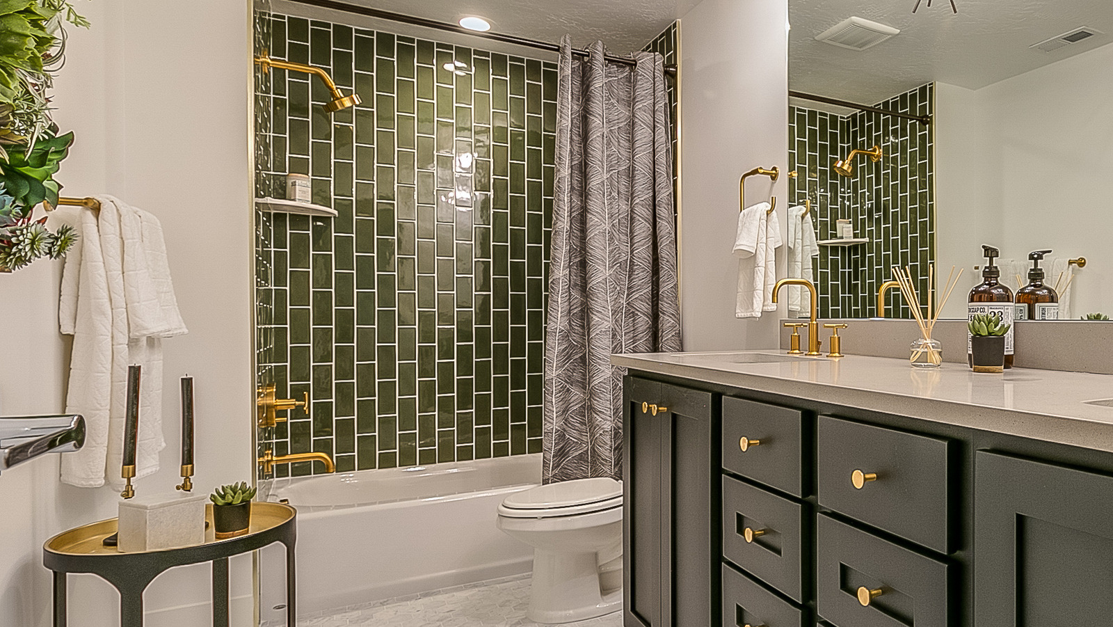 Is An Alcove Bathtub Right For Your Bathroom?