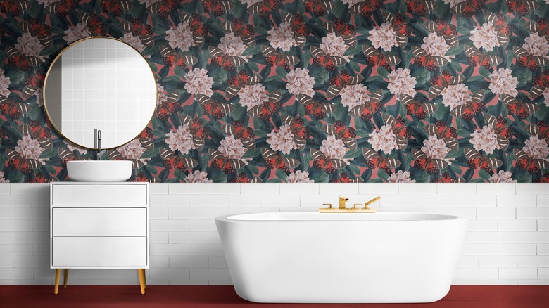 Floral wallpaper in bath