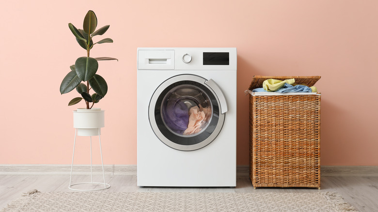 Laundry machine and linen basket