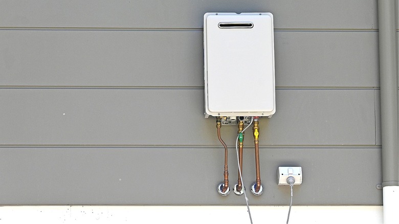 Tankless outdoor water heater