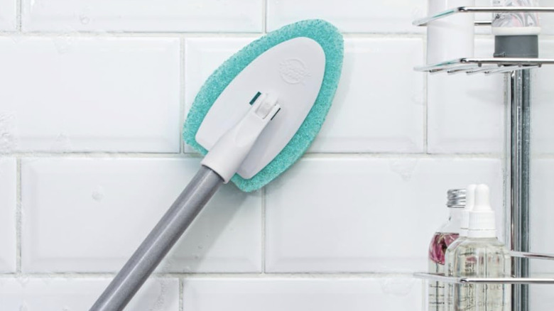 Scotch-Brite's Extendable Tile & Tub Scrubber Kit