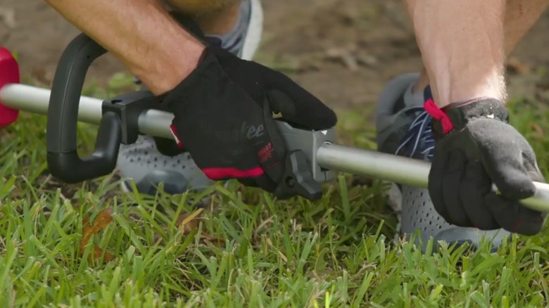close up of tool detachment on milwaukee m18 fuel string trimmer