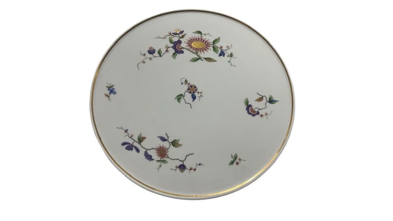 A Ginori cake plate in the vintage Oriente Italiano pattern