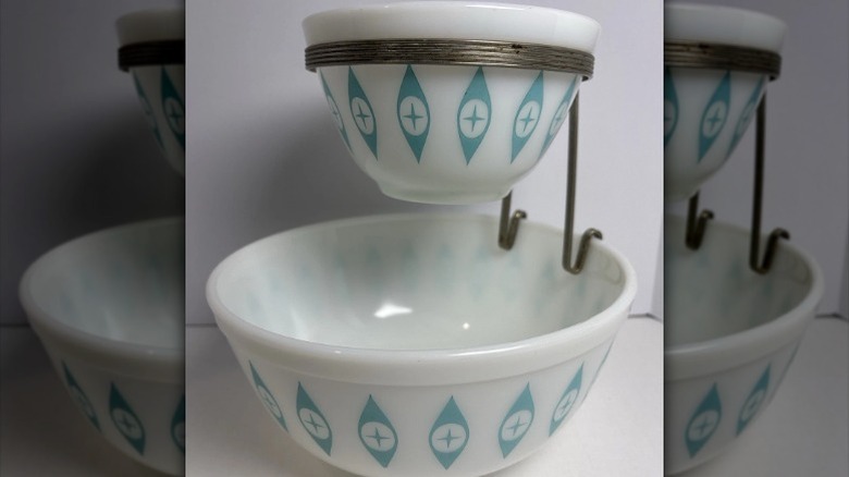 A complete set of the Pyrex atomic eyes chip and dip set