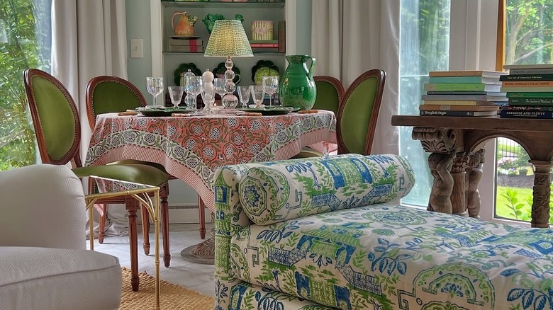 A classic-style dining area with chinoiserie furniture
