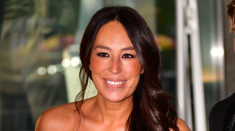 Joanna Gaines smiling for the cameras at a red carpet event