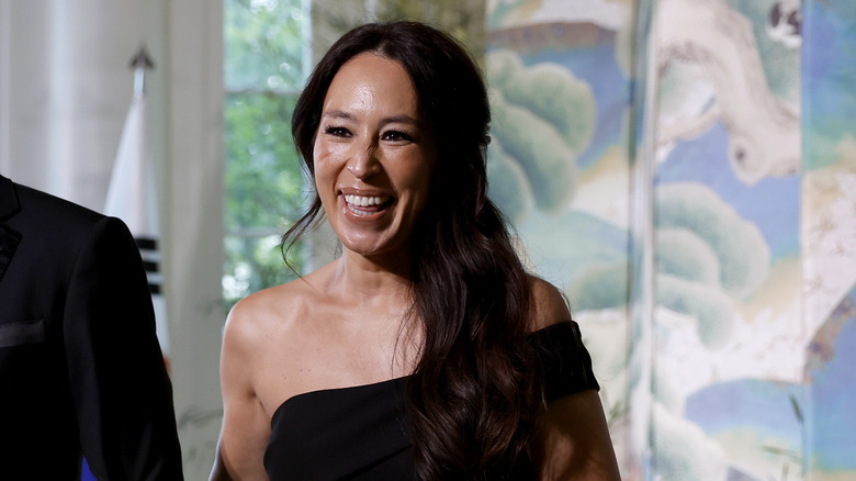 Joanna Gaines smiling as she arrives for the White House state dinner