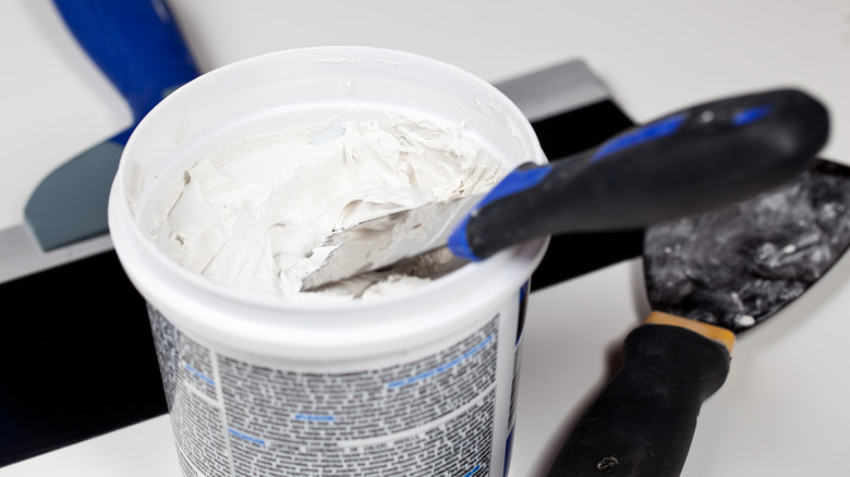 Tub of spackle in use