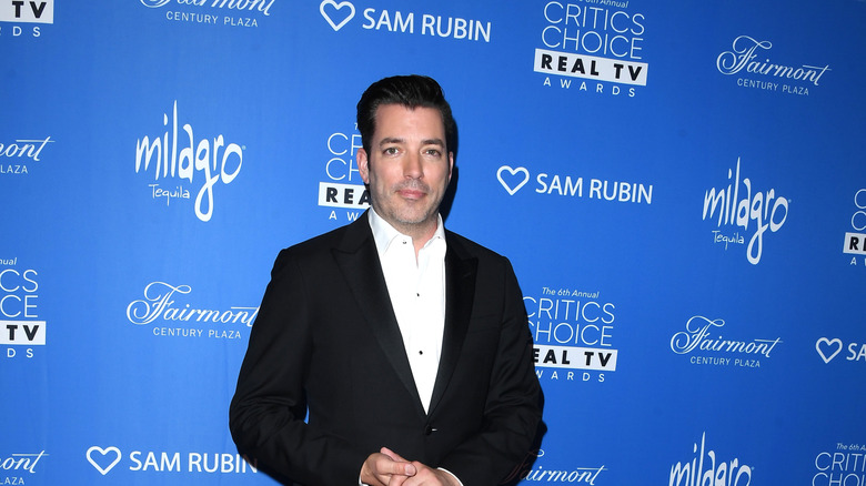 Jonathan Scott's Favorite Way To Style A Mantel For An Elevated Look