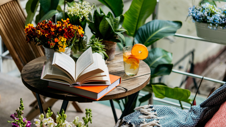 A sitting area with flowers