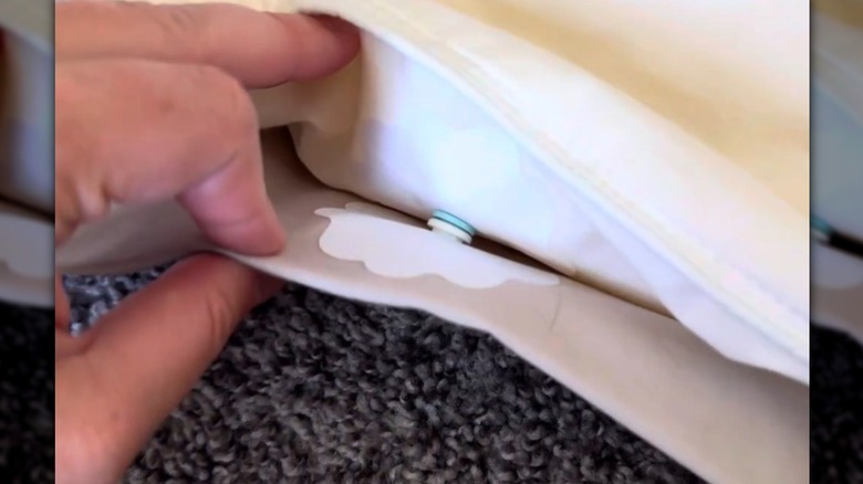 Someone demonstrating how duvet snaps work.