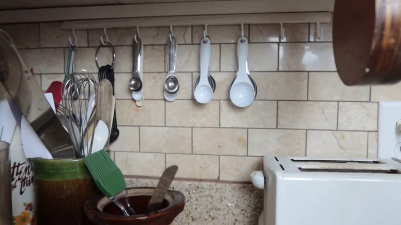 DIY measuring cup rack