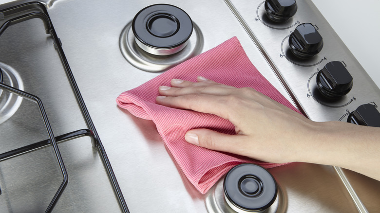 cleaning stove with cloth 
