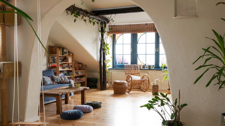 Arched entryway in home