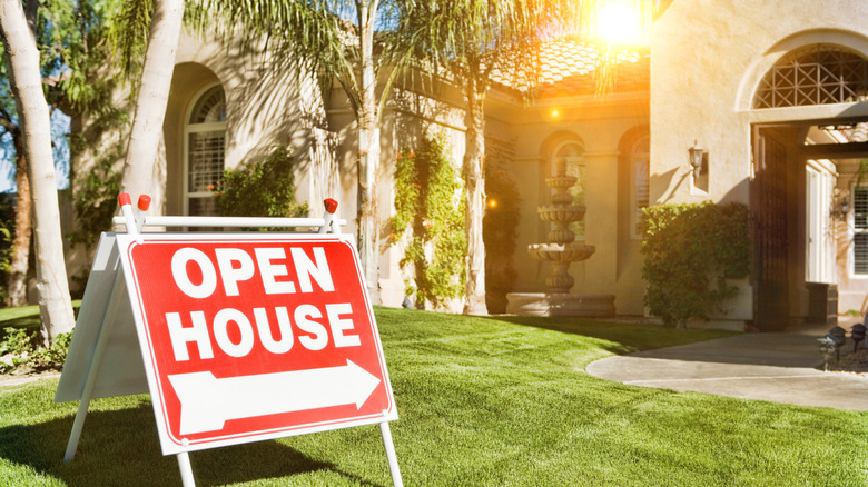 Open house sign in yard 