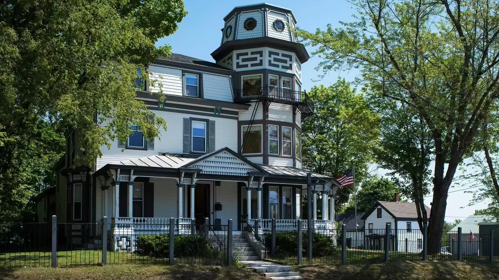 Look Inside This 7 500 Square Foot Mansion In Maine For Only 725K Look Inside This 7 500 Square Foot Mansion In Maine For Only 725K