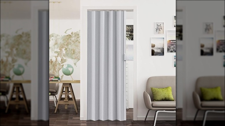 Accordion door 