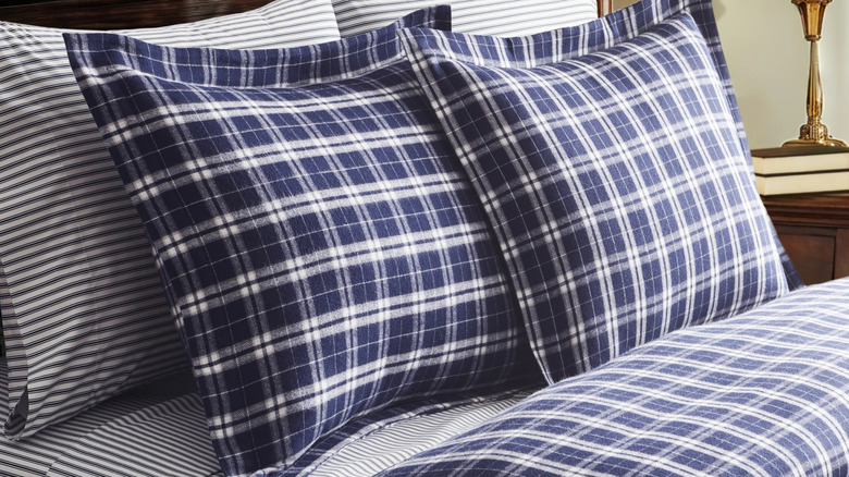 Oxford tartan duvet with navy blue ticking