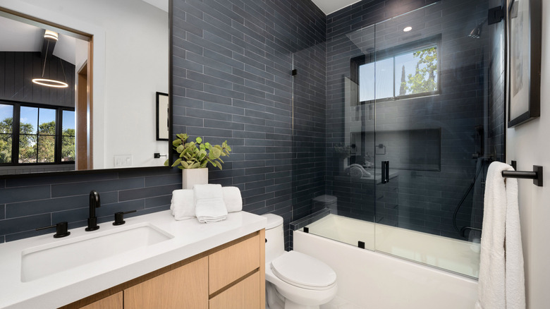 Picture of an ordinary bathroom