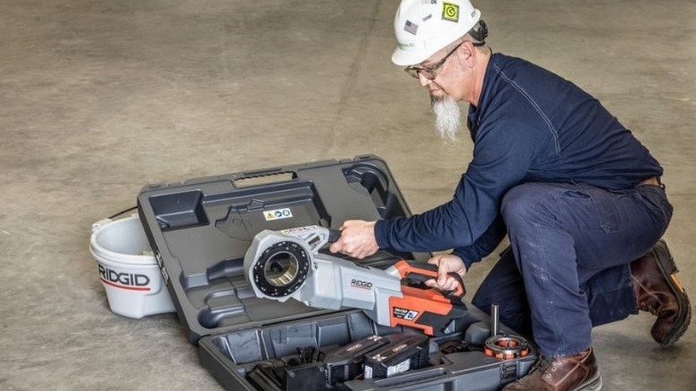 Man using a cordless power threader