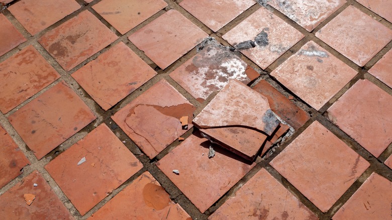 piastrella del pavimento in cotto rotta