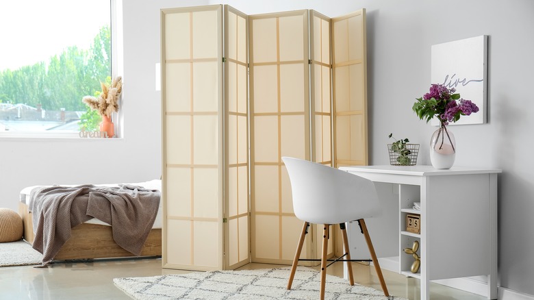 Decorative screen in bedroom