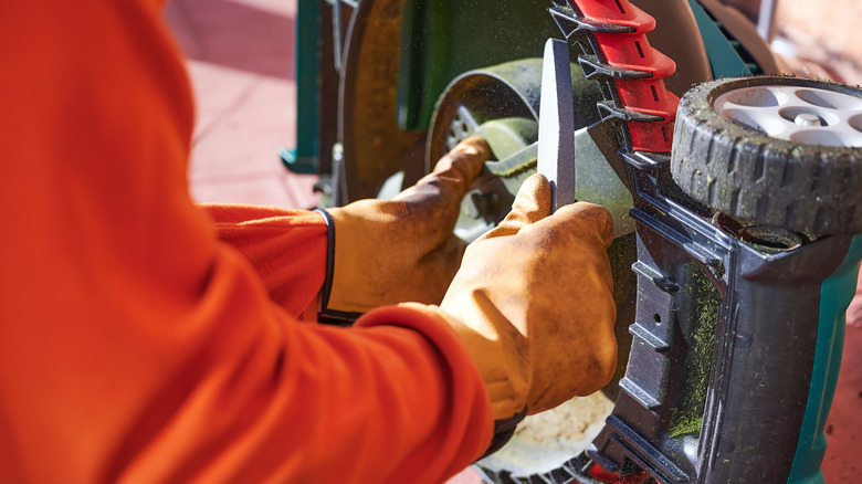 Sharpening mower blade with file