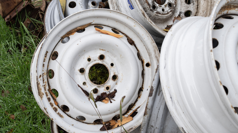 Rusty tire rims in a pile