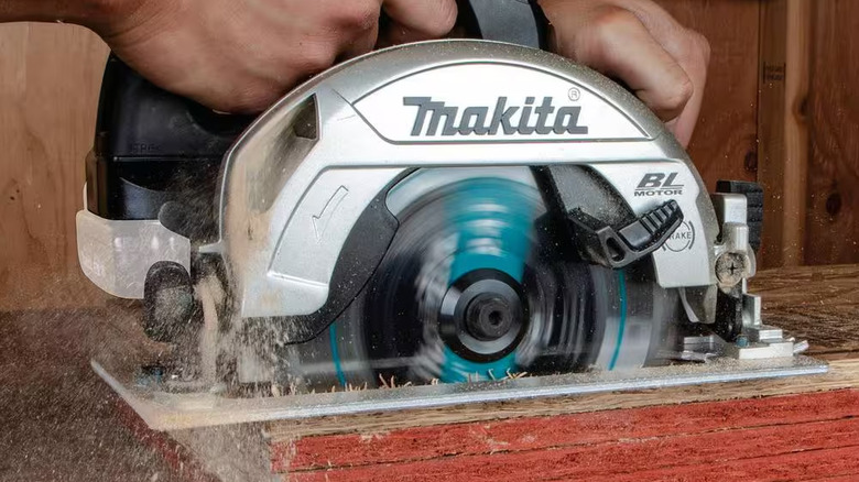 Makita compact but powerful 6-1/2 inch cordless circular saw