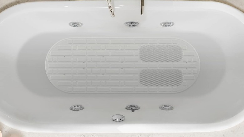 Tappetino da bagno bianco nella vasca