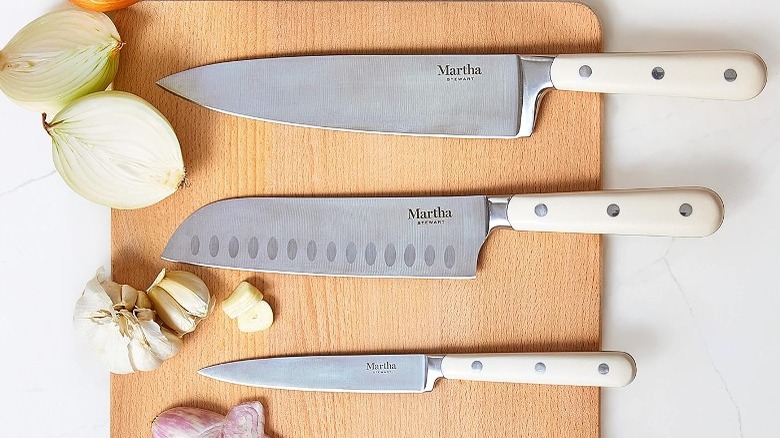 Set di coltelli sul tagliere