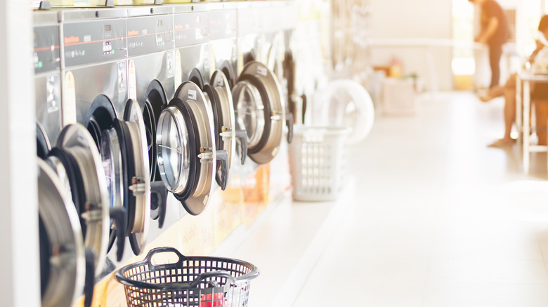 row of washing machines 