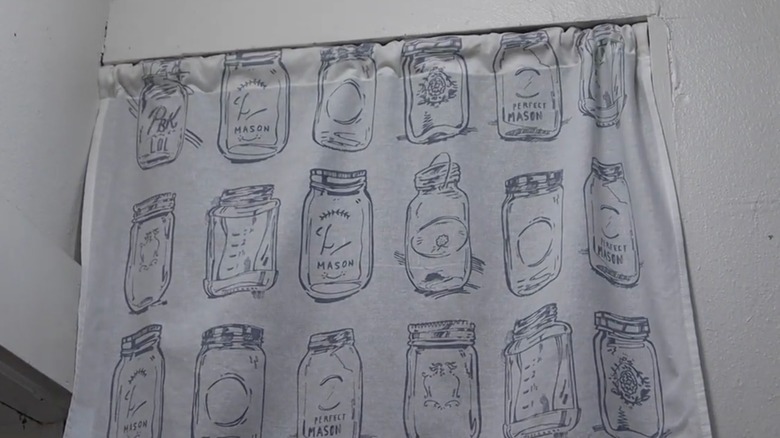 Curtain made of a tea towel