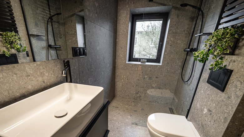 Modern curbless shower