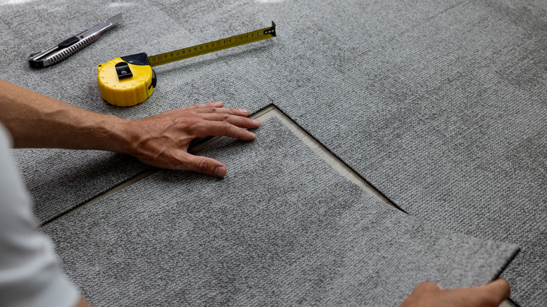 Installing carpet tiles