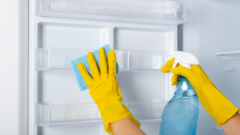 deep cleaning refrigerator