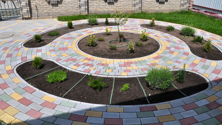 round paver stone garden
