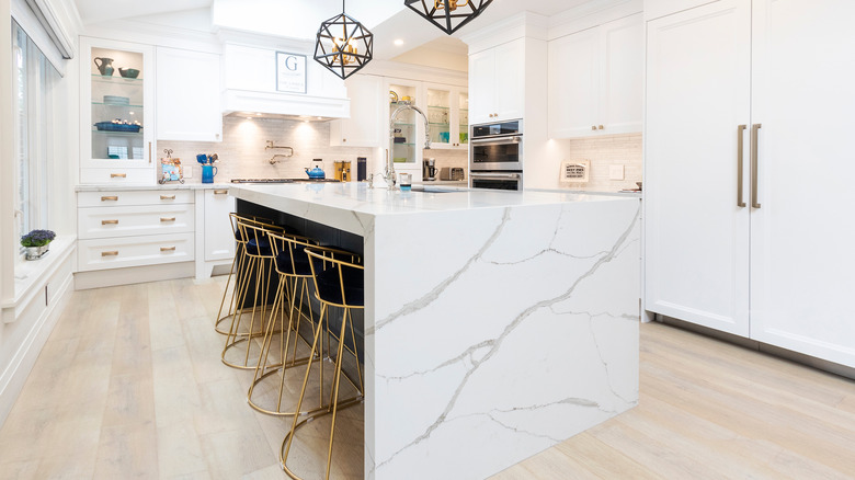 Kitchen with quartz countertop 