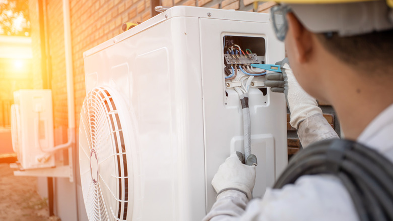 tecnician installing an air conditioner